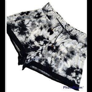 No boundaries tie dye elastic waist shorts, 15/17